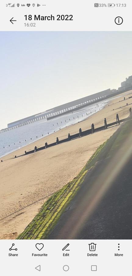 Lovely 2-Bed Caravan In Walton On The Naze Kültér fotó