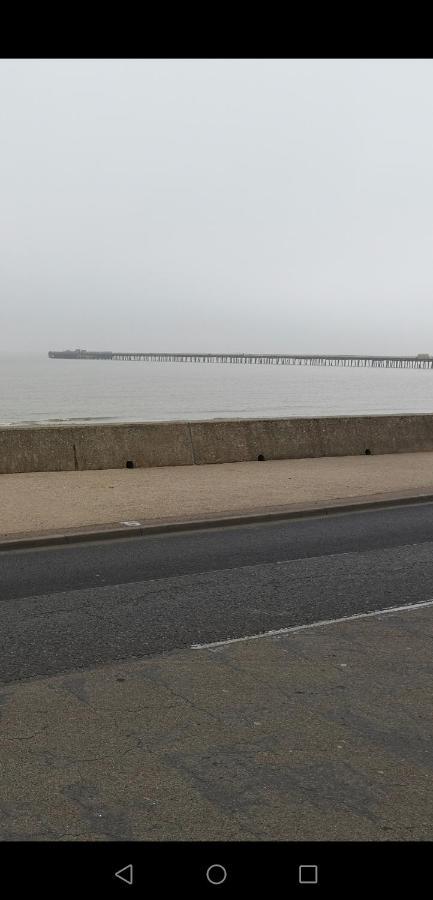 Lovely 2-Bed Caravan In Walton On The Naze Kültér fotó