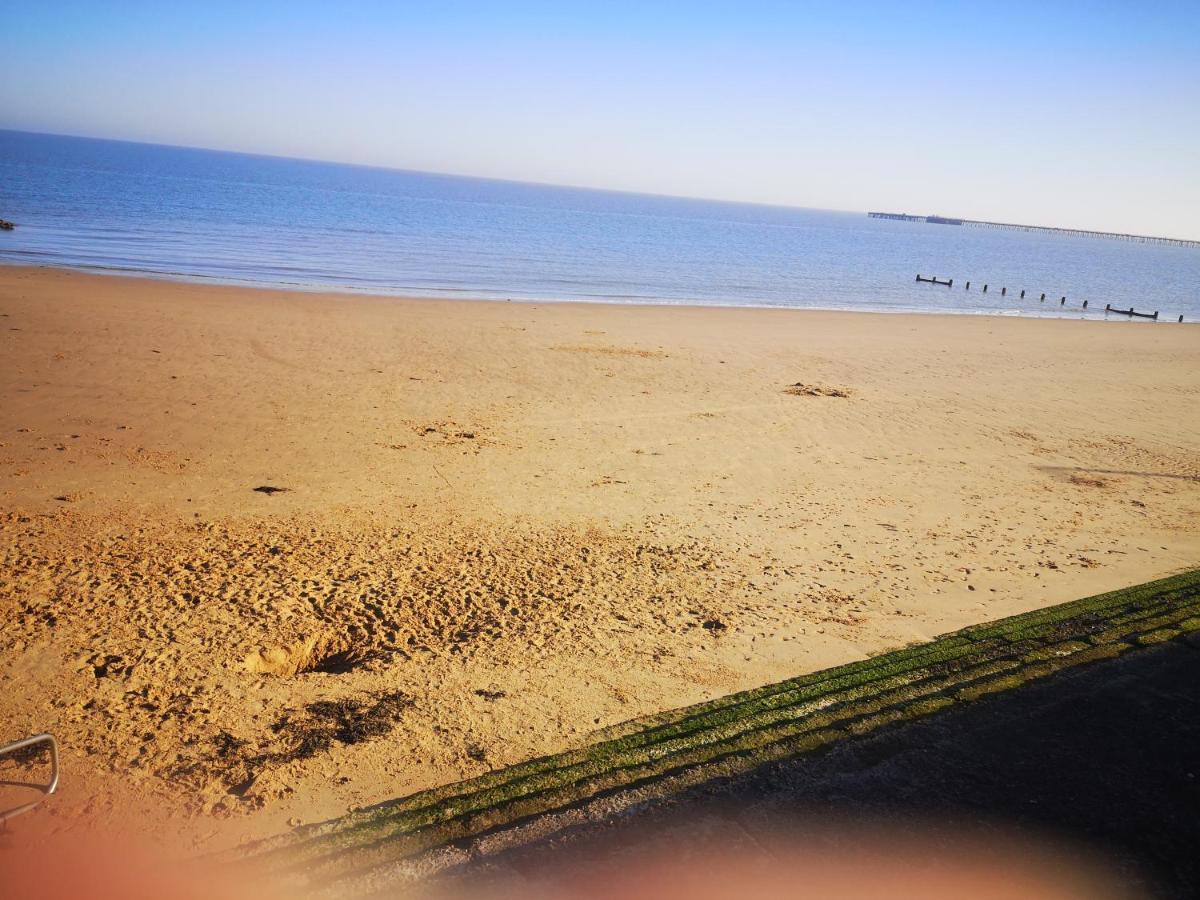 Lovely 2-Bed Caravan In Walton On The Naze Kültér fotó