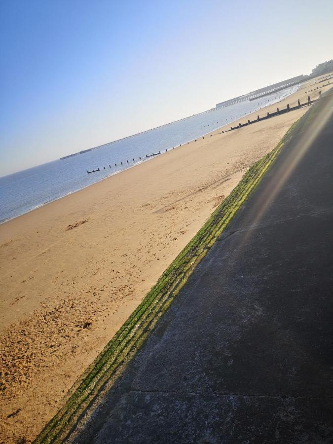 Lovely 2-Bed Caravan In Walton On The Naze Kültér fotó