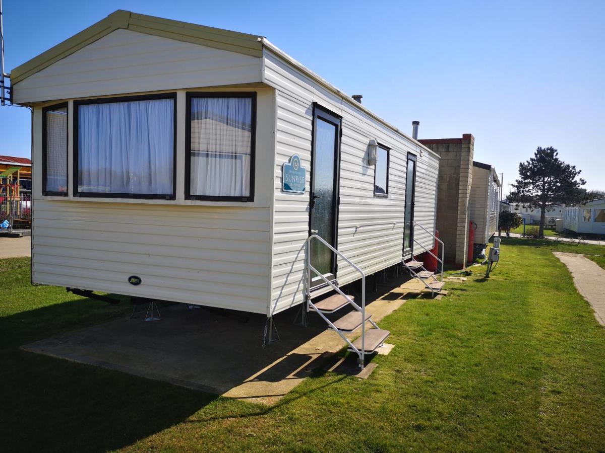 Lovely 2-Bed Caravan In Walton On The Naze Kültér fotó
