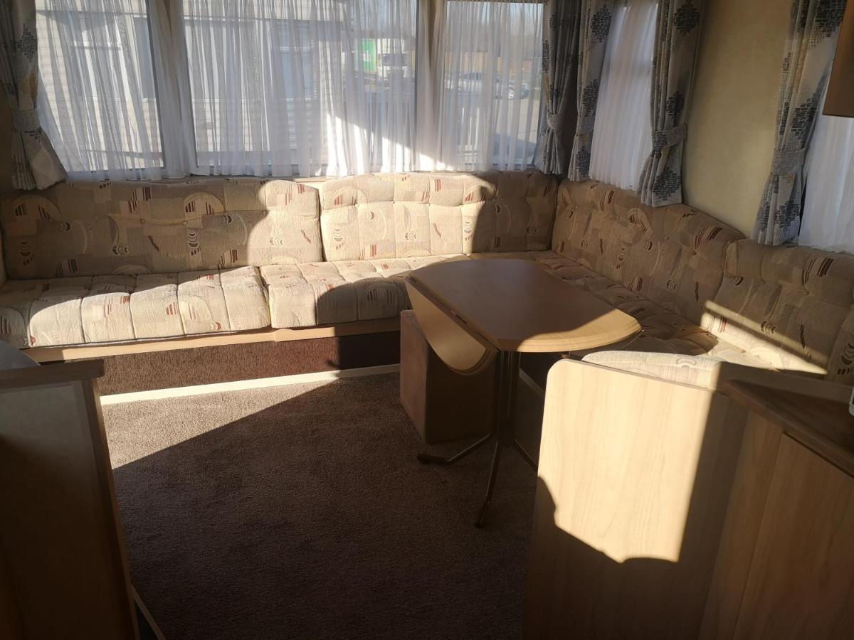 Lovely 2-Bed Caravan In Walton On The Naze Kültér fotó